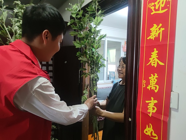 艾葉飄香 濃情端午，三箭物業開展送艾草活動